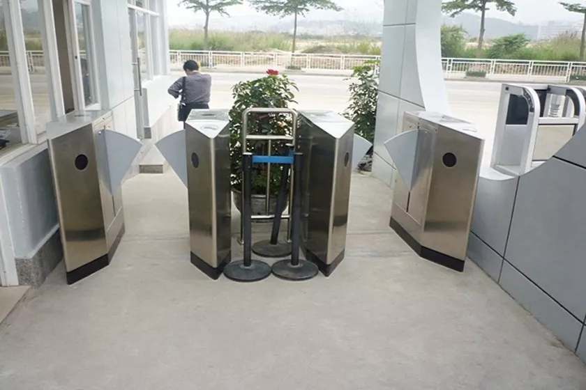 厂区人行通道闸门禁-尖角翼闸安装实例.jpg