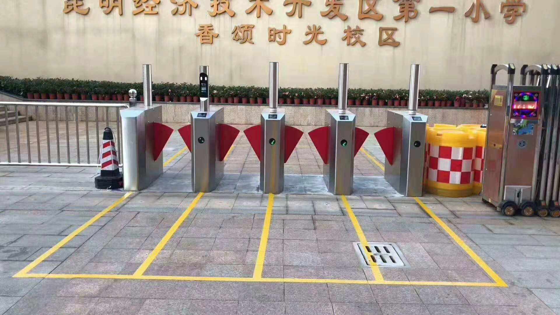昆明经济技术开发区第一小学人脸识别翼闸案例.jpg