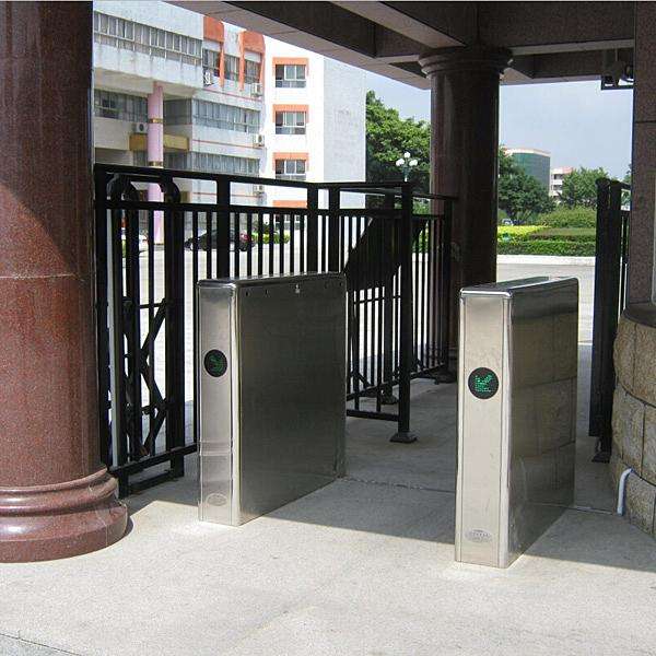 深圳光明高级中学无障碍通道闸案例.jpg